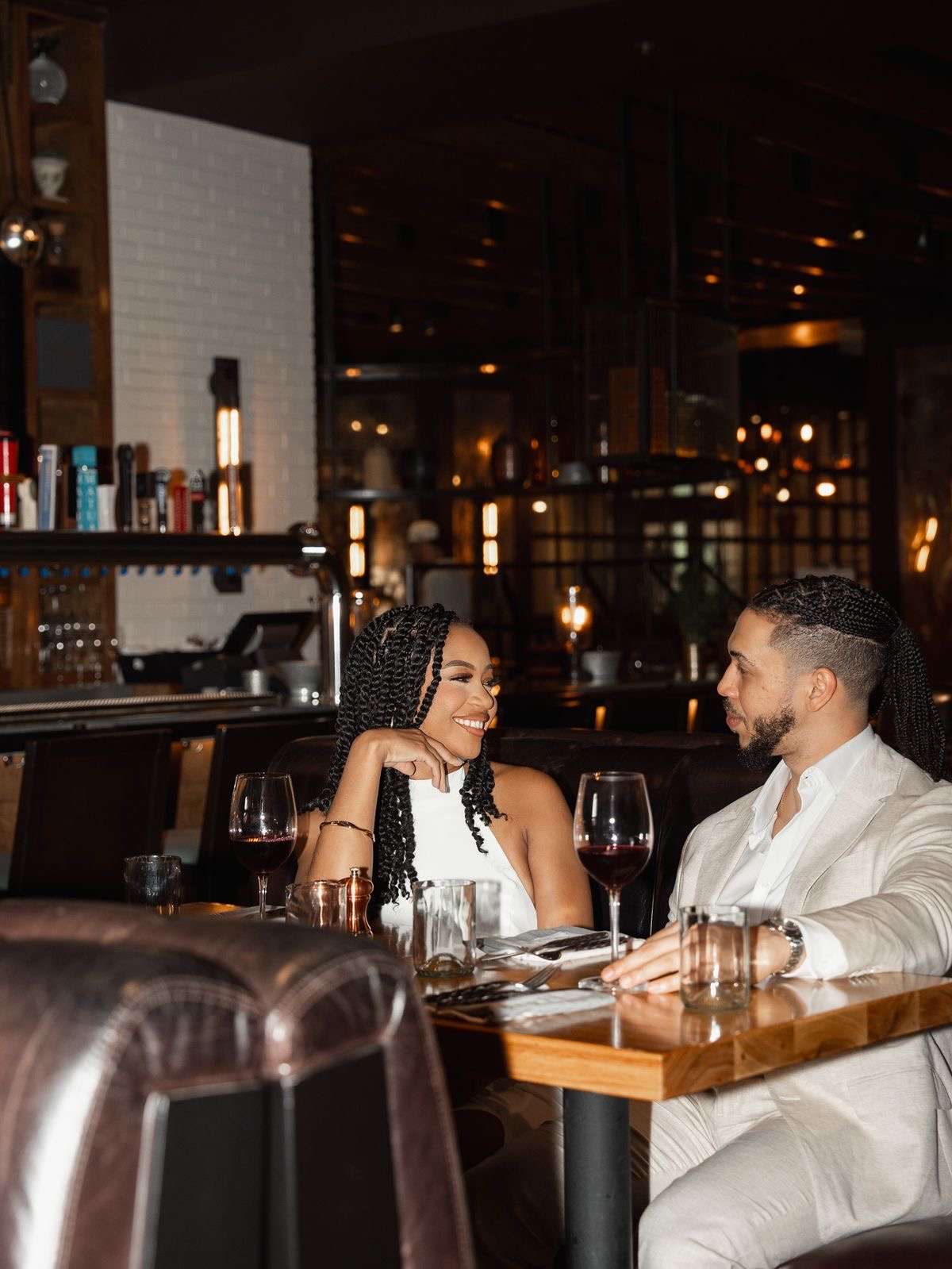 Couple afro dans une ambiance romantique au restaurant