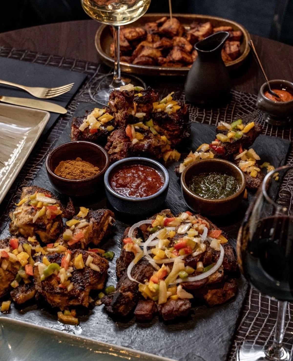 Gastronomie afro raffinée — plateau dressé