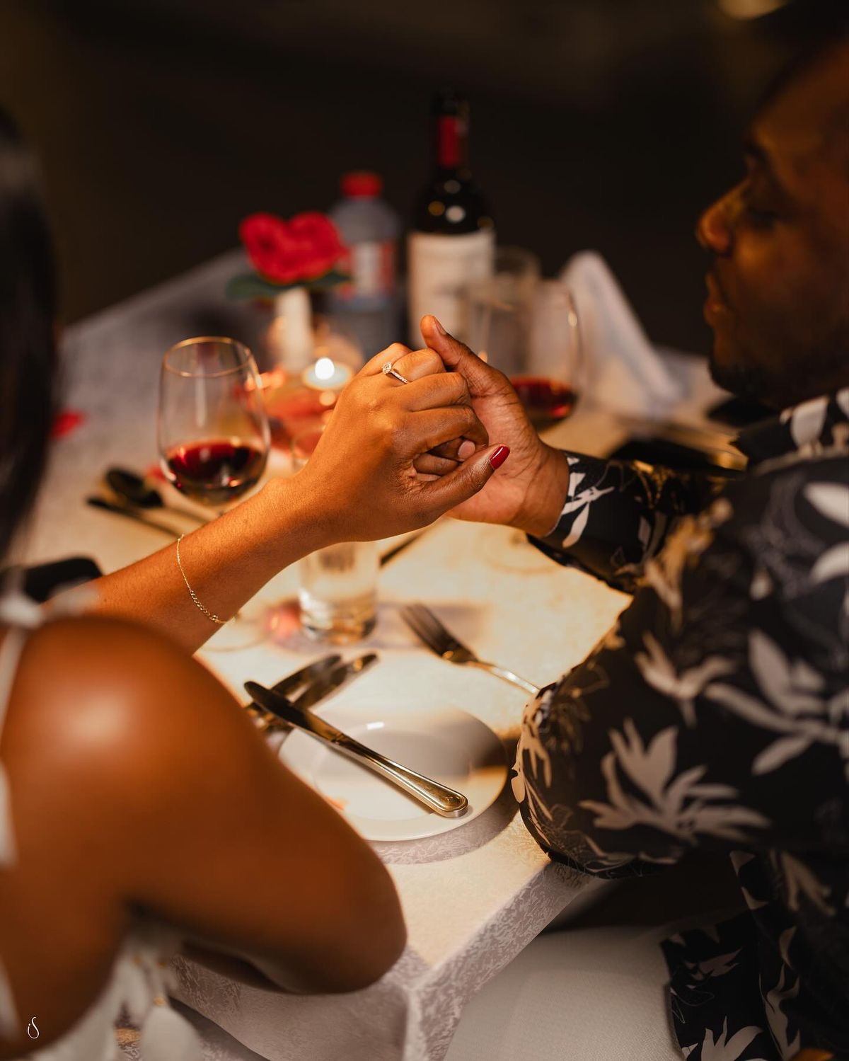 Couple afro se tenant la main lors d'un dîner romantique