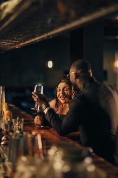 Couple afro dans un lounge premium — moment privilégié
